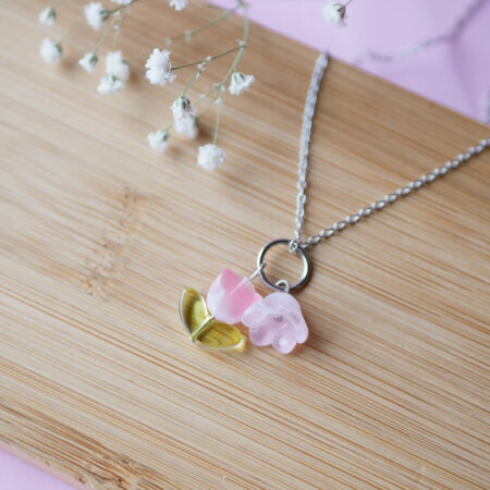 Naszyjnik & różowe kwiaty