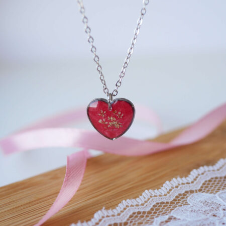 Serce, srebro & dzika marchew, czerwone tło